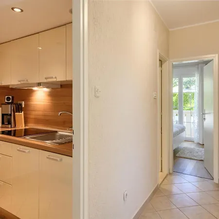 In Pore Near Padici *